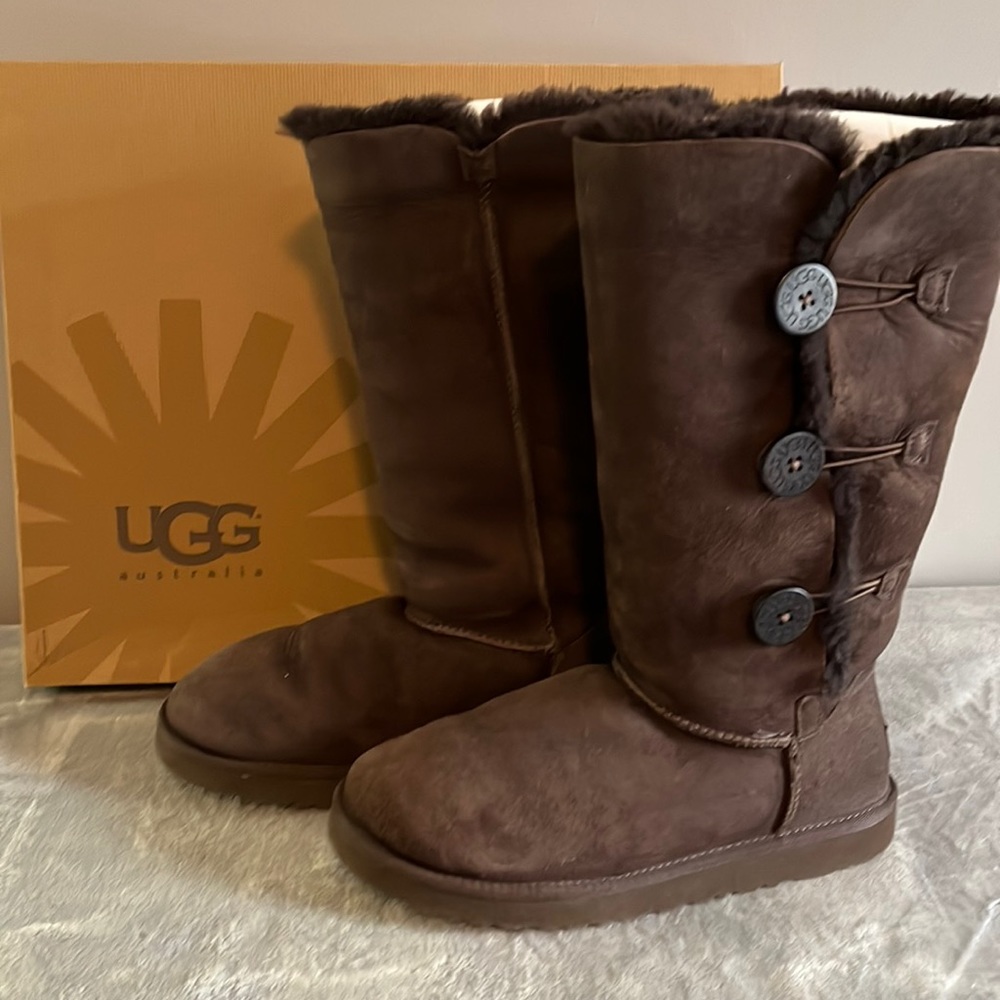 UGG Bailey Button Triplet Chocolate Brown Women’s Size 10
